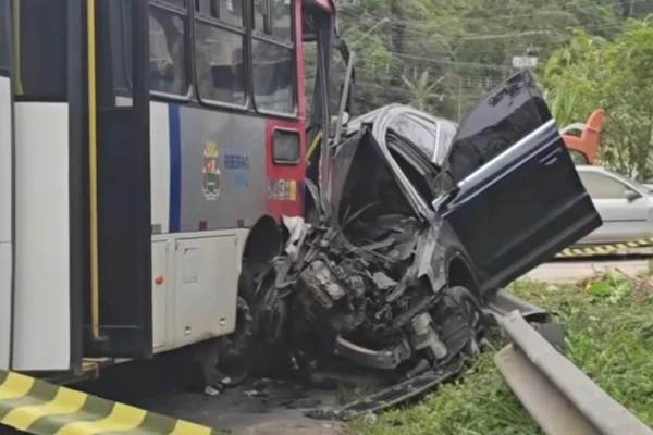 Imagem colorida de carro e ônibus após colisão frontal