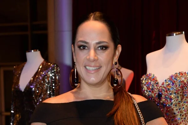 Silvia Abravanel mostra foto de quando foi adotada por Silvio Santos