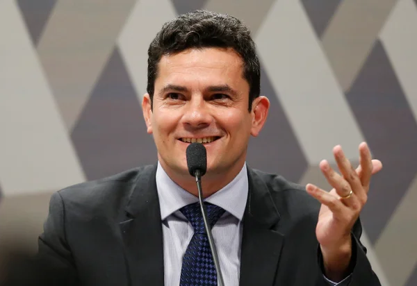 Descontraído, Sérgio Moro faz declaração à mulher