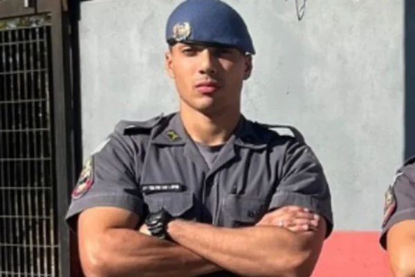 Policial Militar fardado, com os braços cruzados - Metrópoles