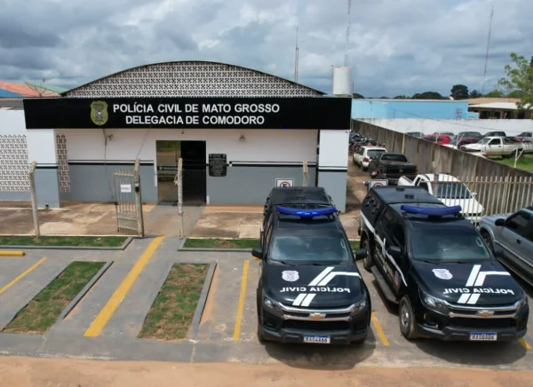 Imagem da Delegacia da Polícia Civil de Comodoro, com dois veículos estacionados da coorporação, dia - Metrópoles