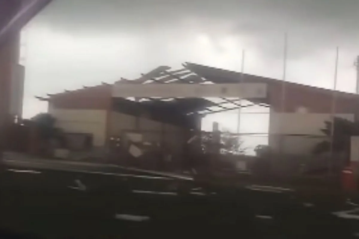 Vendaval destrói telhado dos bombeiros e tendas de feirão no interior de SP Vendaval destrói telhado dos bombeiros e tendas de feirão no interior de SP