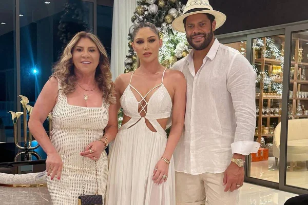 Foto colorida de Niris Ângelo, Camila Ângelo e Hulk Paraíba