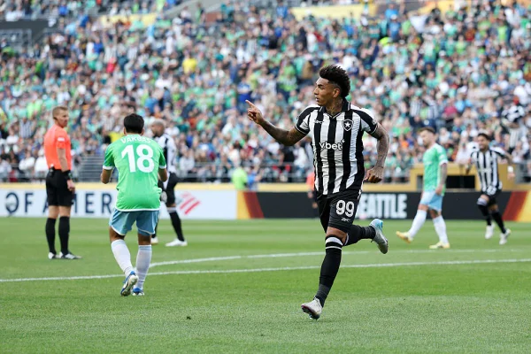 Imagem colorida de Igor Jesus, jogador do Botafogo - Metrópoles