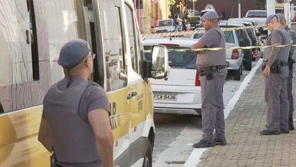 Imagem de policiais militares cercando van escolar; caso de morte de menino dentro do veículo é investigado pelo MPSP - Metrópoles