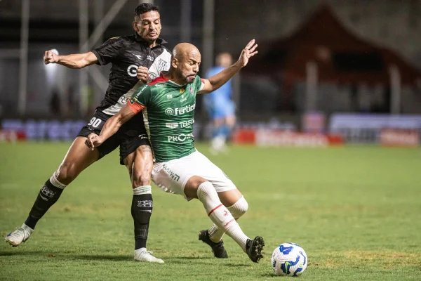 Vídeo: jogador da Ponte Preta puxa juiz e é expulso na Copa do Brasil
