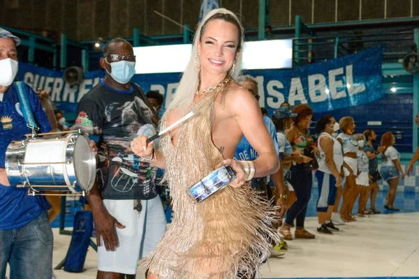 Gabi Martins assume o posto de musa da Vila Isabel em evento da escola