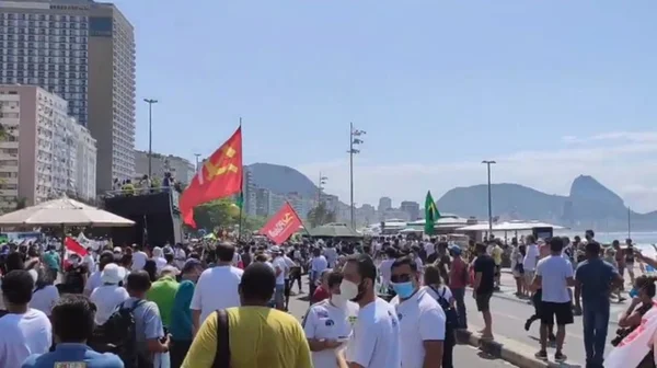 Manifestantes fazem protesto contra Bolsonaro no RJ e em MG