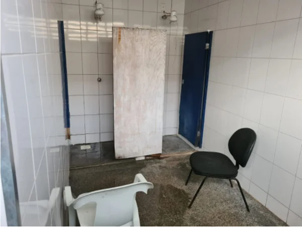 banheiro em más condições