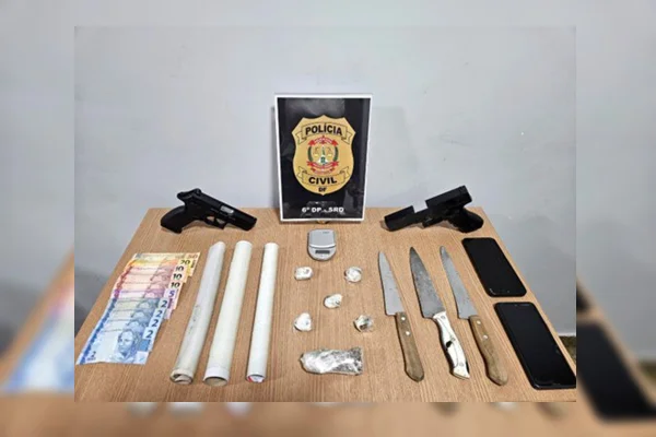 Foram apreendidos 2 simulacros de arma de fogo, 2 celulares, uma balança de precisão, 5 porções pequenas e uma maior de maconha. Além de R$ 113 em espécie