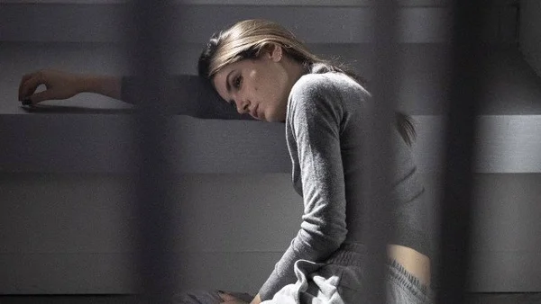 Angel (Camila Queiroz) é presa em Verdades Secretas 2