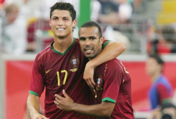 Foto colorida de Cristiano Ronaldo e Costinha - Metrópoles