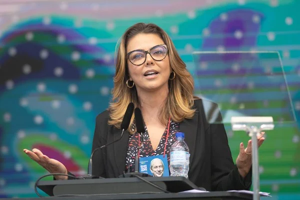 Fotografia colorida da senadora Leila Barros
