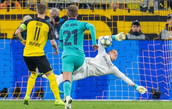 Ter Stegen pega pênalti e garante empate entre Barcelona e Dortmund