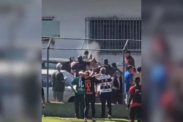 Imagens coloridas mostram briga generalizada de torcedores em estádio de futebol