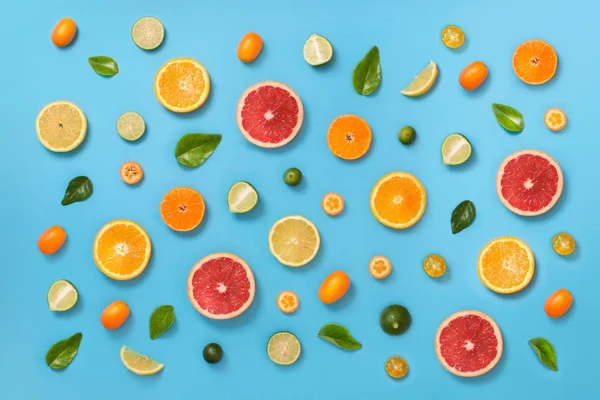 frutas cítricas coloridas em fundo azul