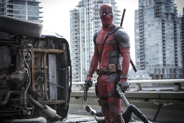 “Deadpool” é filme de herói desbocado, irônico e violento