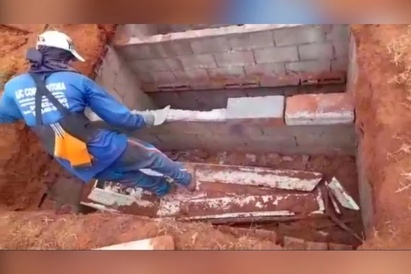 trabalhor pisa em caixão