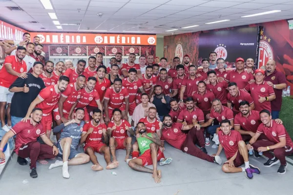 Jogadores do América de Natal comemoram classificação do clube para a Segunda Fase