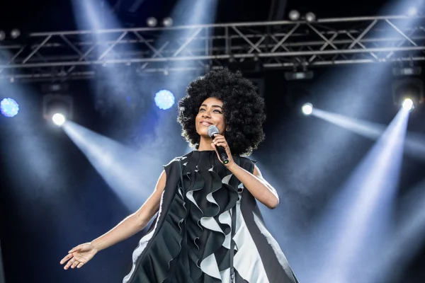 Fotografia colorida mostrando cantora em palco-Metrópoles