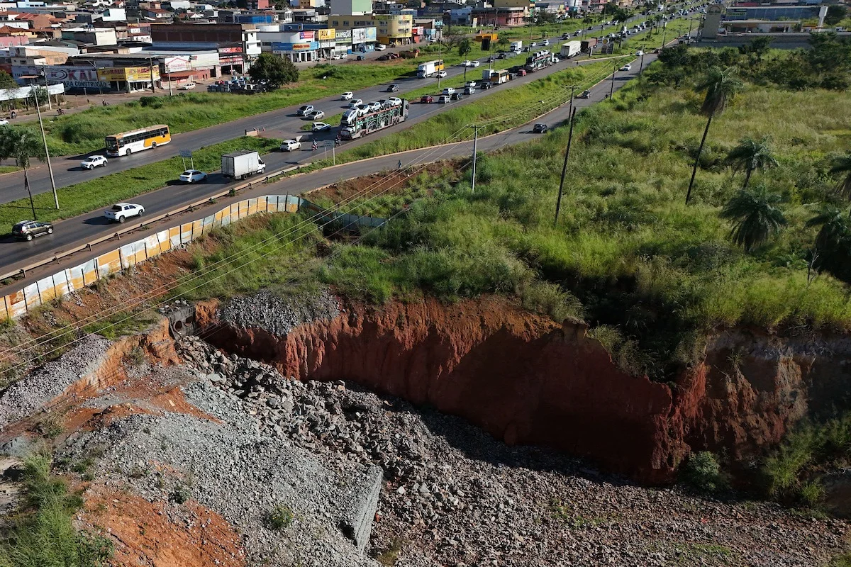 Dnit interdita marginal da BR-040, no Entorno, onde avança voçoroca gigante