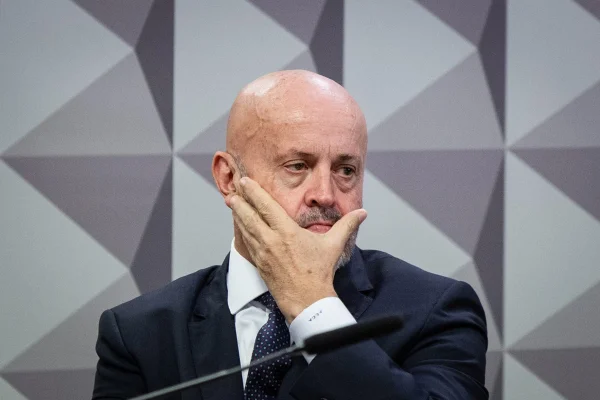 “Careca do INSS” diz que filho tirou foto de Ferrari que não é dele