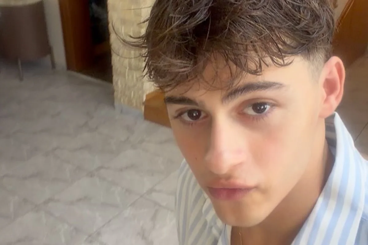 Stavros Floros faz selfie para as redes sociais Stavros Floros faz selfie para as redes sociais