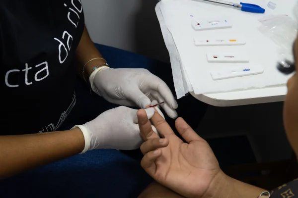 Foto colorida de exame em CTA em São Paulo - Metrópoles - hiv