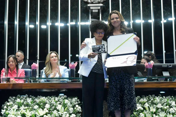 imagem colorida mostra entrega do diploma bertha lutz no senado - Metrópoles