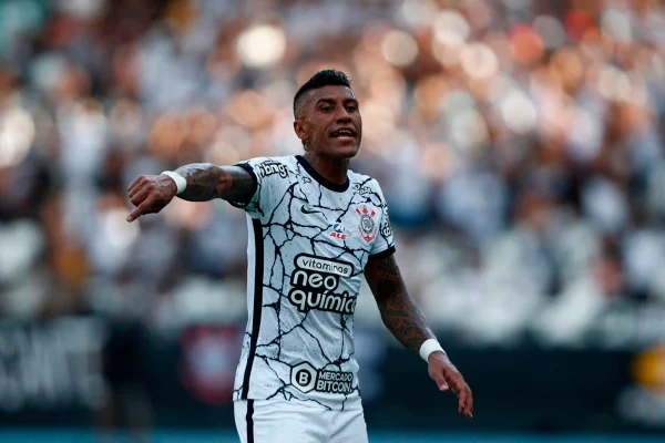 Imagem colorida de Paulinho com a camisa do Corinthians