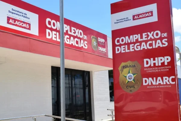AL: homem joga álcool na companheira e no filho e tenta atear fogo
