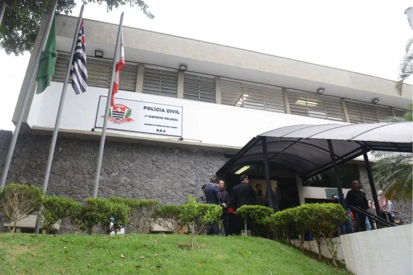 Imagem colorida mostra o 1º Distrito Policial de São Bernardo do Campo, na Grande SP, onde homem foi preso por agredir a mulher - Metrópoles