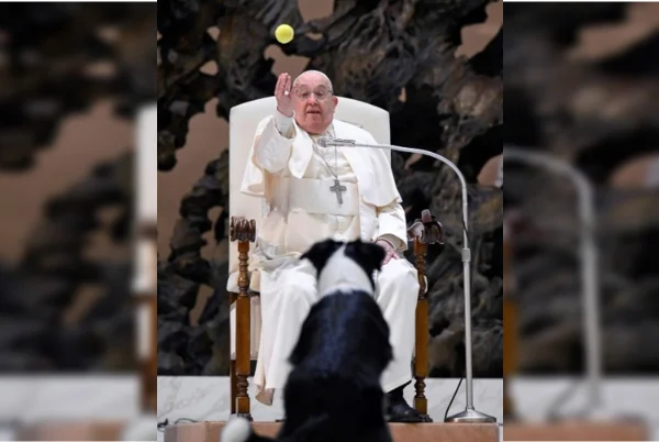 Imagem colorida de Papa Francisco jogando bolinha para cachorro - Metrópoles