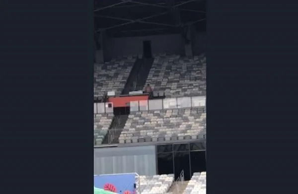 Vídeo: casal é flagrado fazendo sexo em arquibancada do Mineirão