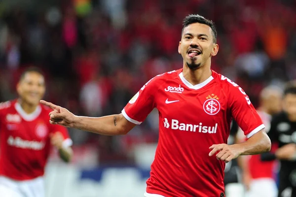 Internacional aproveita espaços em contra-ataques e vence o Botafogo