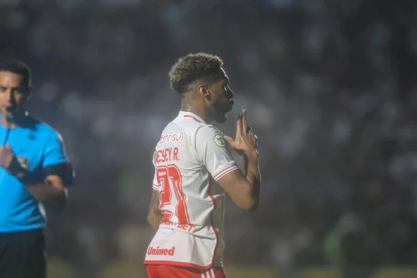 Brasileirão: Internacional bate Vasco em São Januário e segue no G-5