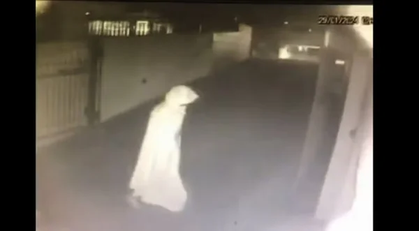 Enrolado em lençol branco, homem invade prédio e furta bicicleta no bairro da Graça, em Salvador