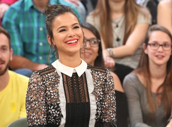 Bruna Marquezine posta foto fazendo topless no Caribe