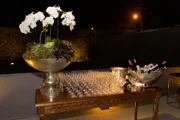 Mesa com os rótulos da noite
