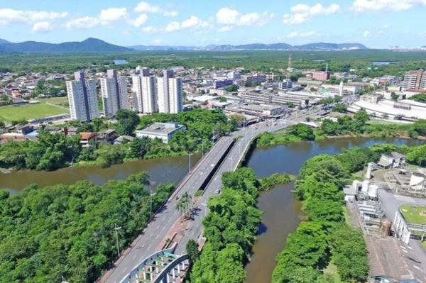 Imagem colorida de vista aérea de Cubatão (SP)