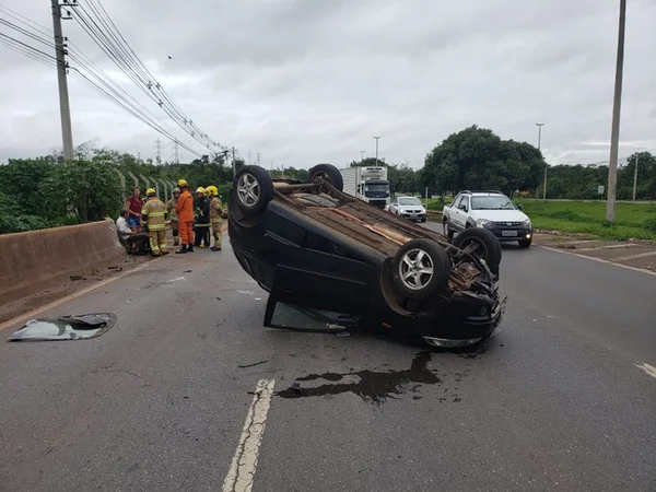 No intervalo de 20 minutos, dois acidentes de carro ocorrem no DF
