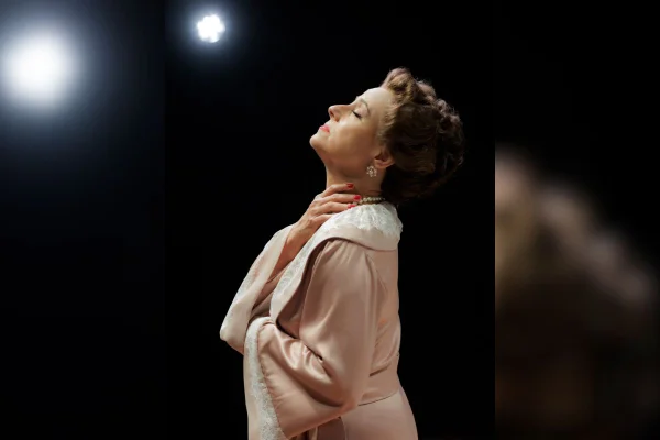 Durante sessão de Minha Estrela Dalva, a atriz Soraya Ravenle deu bronca em uma espectadora que passou grande parte do musical no celular - Metrópoles