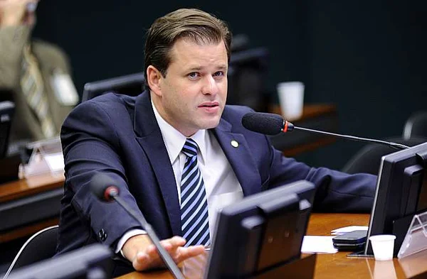 Ala pró-impeachment do PMDB tira Picciani da liderança e emplaca Leonardo Quintão
