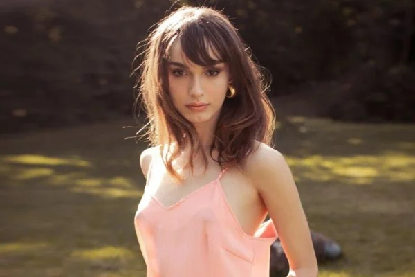 Atriz trans do clipe de Fiuk é brasiliense: conheça Gabrielle Joie