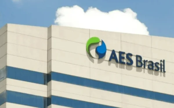 Imagem colorida do prédio da AES Brasil, com o logotipo da empresa na cor azul - Metrópoles