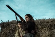 Nos Estados Unidos, showrunners prometem rever uso de armas em séries - imagem 3