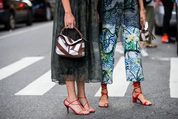 Street style: sandálias de tira se firmam como sapato do verão