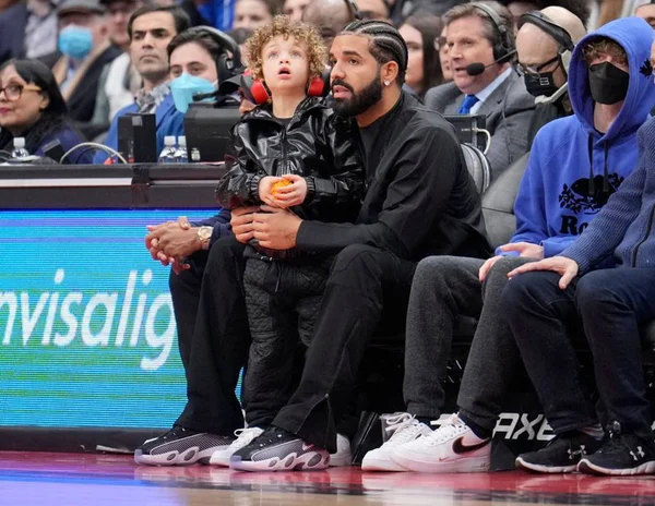 Drake, rapper canadense assintindo a jogo da NBA entre Toronto Raptors e Philadelphia 76ers