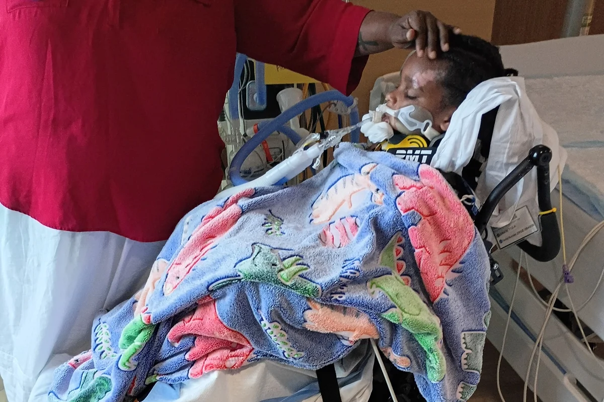 Menino de 6 anos sai de coma após três meses de internação