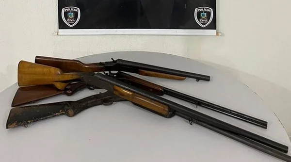 Espingardas do professor universitário apreendidas pela Polícia Civil da Paraíba - Metrópoles